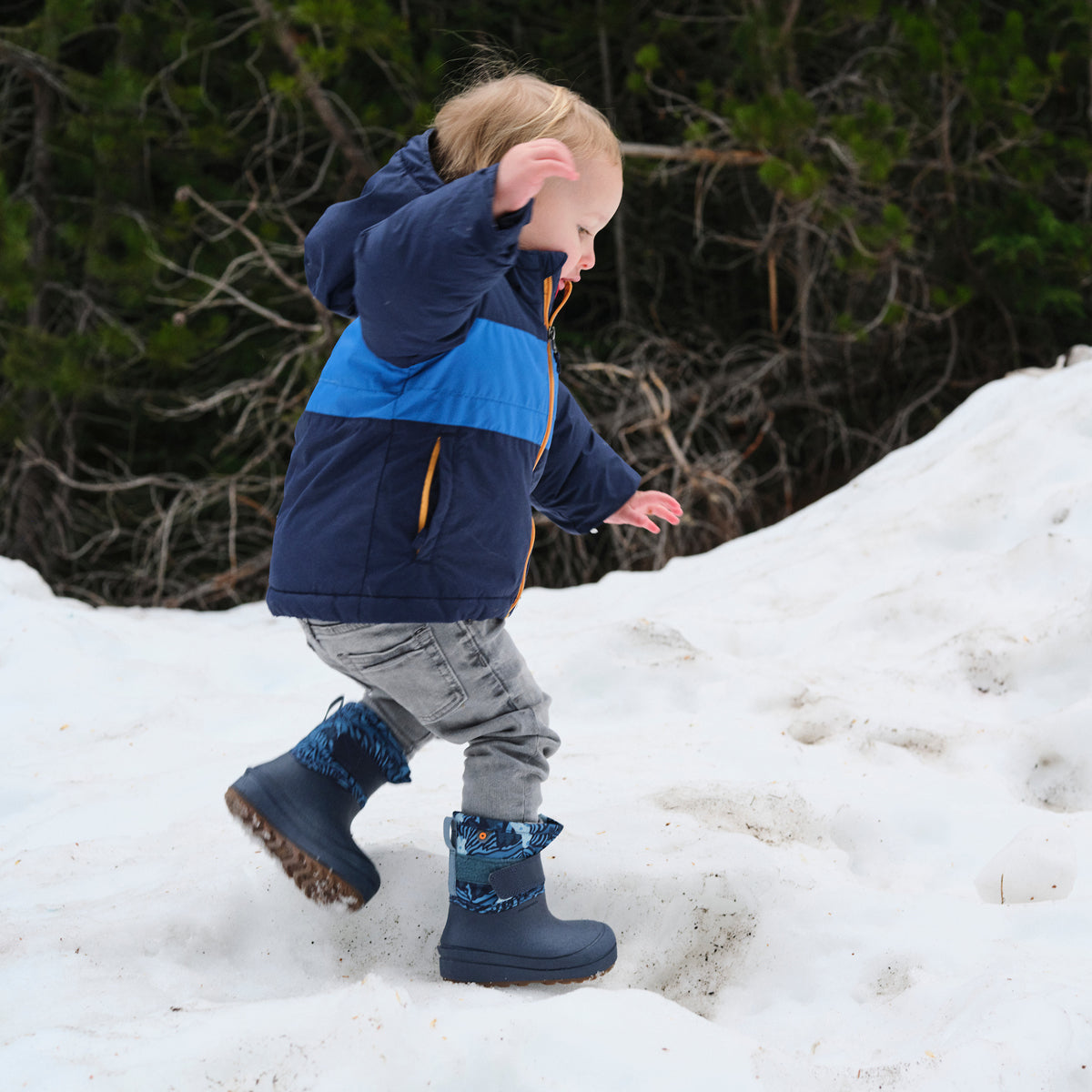 Bogs Baby Snowshell Snow Boots (Friendly Yeti)